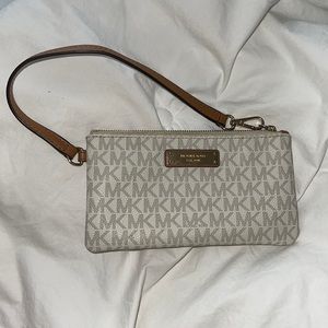 Michael Kors Jet Set Logo Wristlet - Vanilla